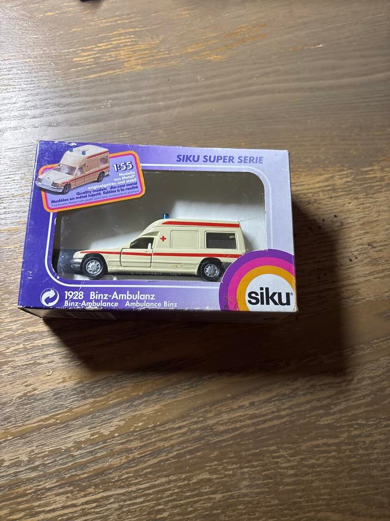 Siku Binz-Ambulanz 1:55, Hobby en Vrije tijd, Modelauto's | 1:50, Ophalen of Verzenden, Nieuw, Auto, Overige merken