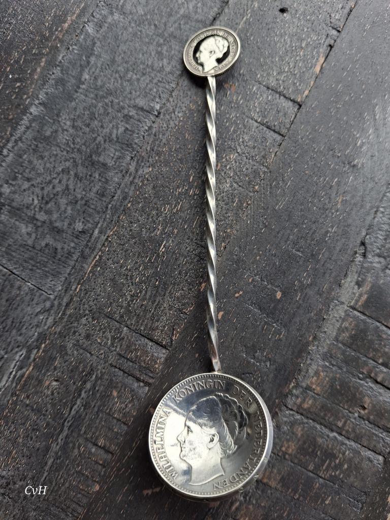 Stil verzet lepel met zilveren  Wilhelmina 1 gulden 1931, Ophalen of Verzenden