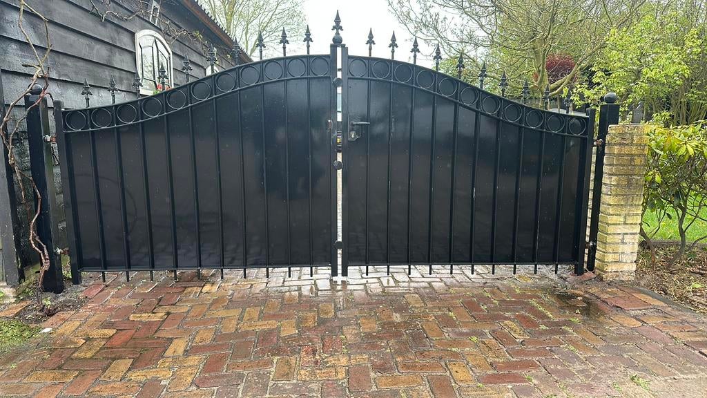 Smeedijzeren hekwerk 330cm breed zwart met spijlen, Tuin en Terras, Tuinhekken en Hekwerk, Gebruikt, Sierhekwerk, IJzer, Met poort