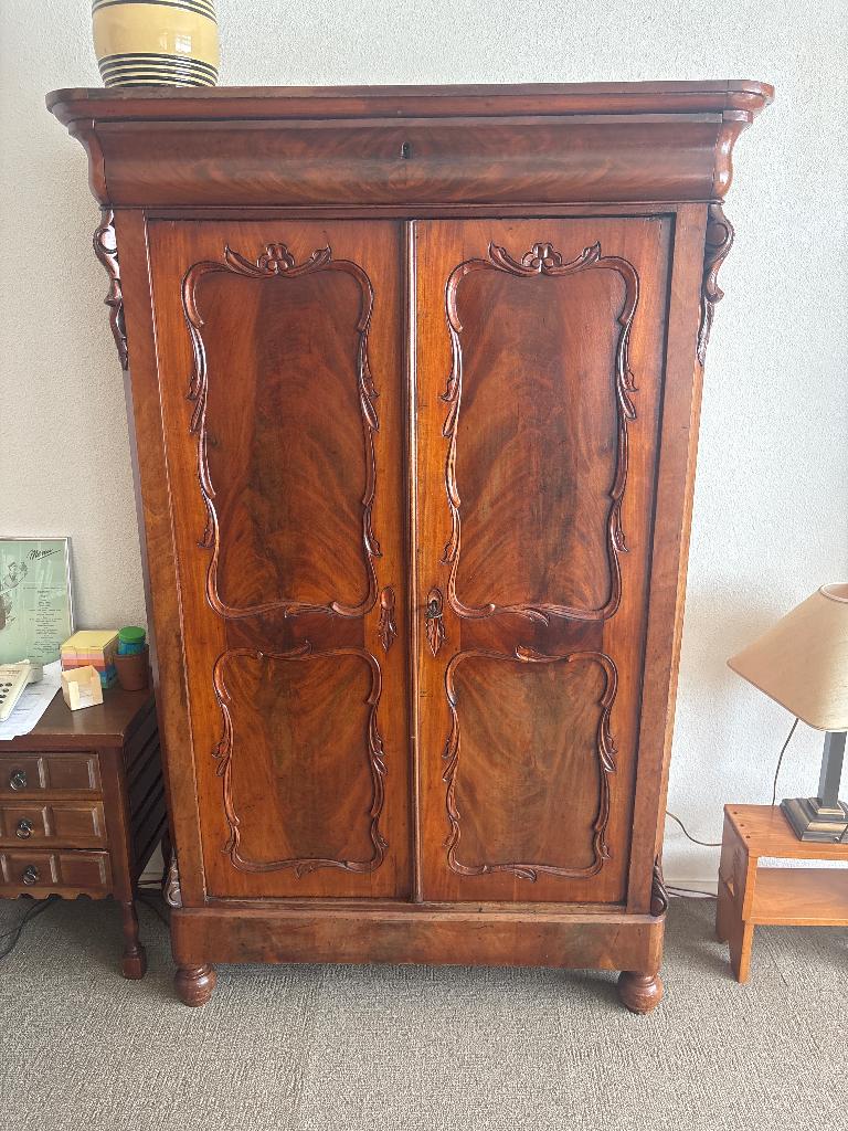 Houtsnijwerk kast kersen hout, Ophalen