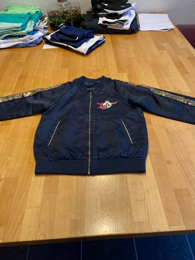 Donkerblauwe bomberjack met pailletten op de mouwen, Kinderen en Baby's, Kinderkleding | Maat 128, Ophalen of Verzenden, Gebruikt