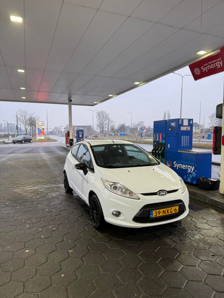 Ford Fiësta 1.25 60KW 3DR 2010 Wit, Auto's, Voorwielaandrijving, Stof, 600 kg, 4 cilinders