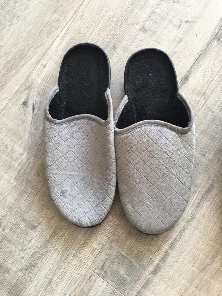 Grijs/zwarte sloffen / instappantoffels, maat 39, Ophalen of Verzenden, Zo goed als nieuw, Pantoffels of Sloffen, Grijs