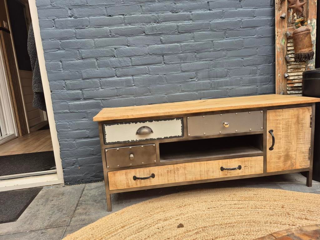 Industriële TV-meubel/dressoir van mangohout en metaal, Overige houtsoorten, Gebruikt, 100 tot 150 cm, Ophalen of Verzenden