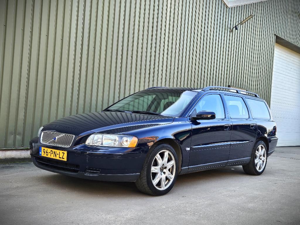 Volvo V70 2.4 140PK 2004 | Facelift | APK 2027 | 7 zits, Voorwielaandrijving, Stof, 1800 kg, Zwart