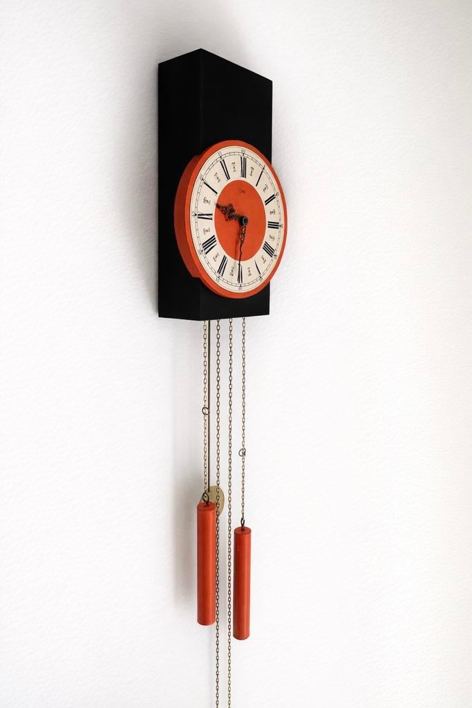 Wandklok met oranje wijzerplaat en gewichten, Ophalen of Verzenden, Gebruikt, Analoog, Wandklok