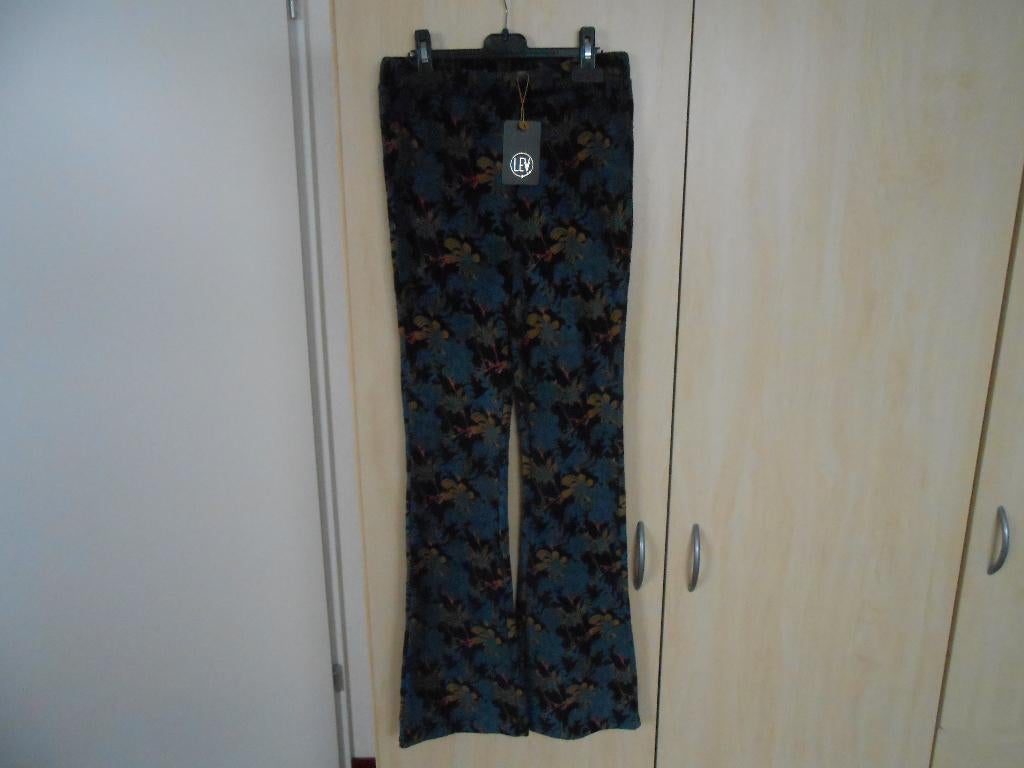 Nieuwe broek maat 170/176 van Levv (nu voor €10.00), Broek, Meisje, Nieuw, Ophalen of Verzenden