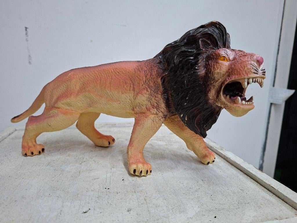 beeld van schitterende leeuw, Verzamelen, Beelden en Beeldjes, Ophalen of Verzenden, Zo goed als nieuw, Mens