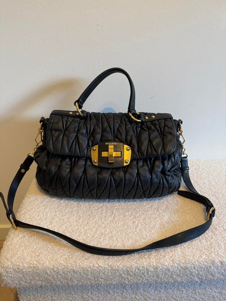 Miumiu matelasse zwarte tas, Sieraden, Tassen en Uiterlijk, Tassen | Damestassen, Ophalen of Verzenden, Gebruikt, Zwart, Handtas
