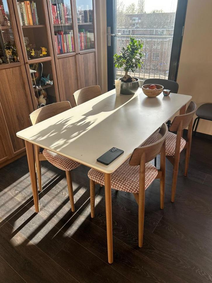 Witte 4-persoons eettafel met houten poten, Huis en Inrichting, Tafels | Eettafels, Gebruikt, 50 tot 100 cm, 100 tot 150 cm, Vier personen