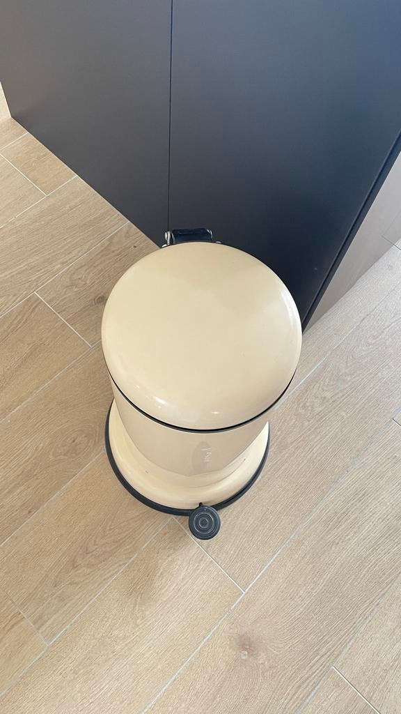 Crèmekleurige Wesco baseboy prullenbak met pedaal, Ophalen, Gebruikt, Met pedaal, 50 tot 75 cm