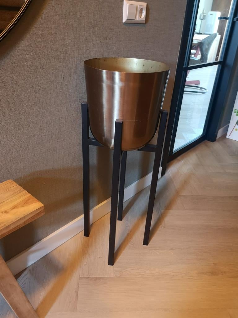 standaard met goudkleurige bloempot, Ophalen, Overige materialen, Zwart, Zo goed als nieuw