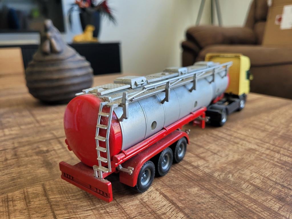 Scania met tankoplegger