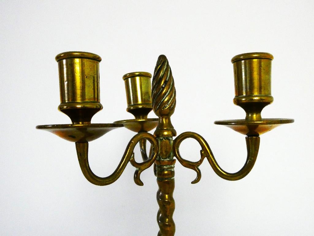 3 Armige antieke massieve messing kandelaar met pijnappel, Antiek en Kunst, Antiek | Kandelaars, Ophalen of Verzenden, Koper of Brons