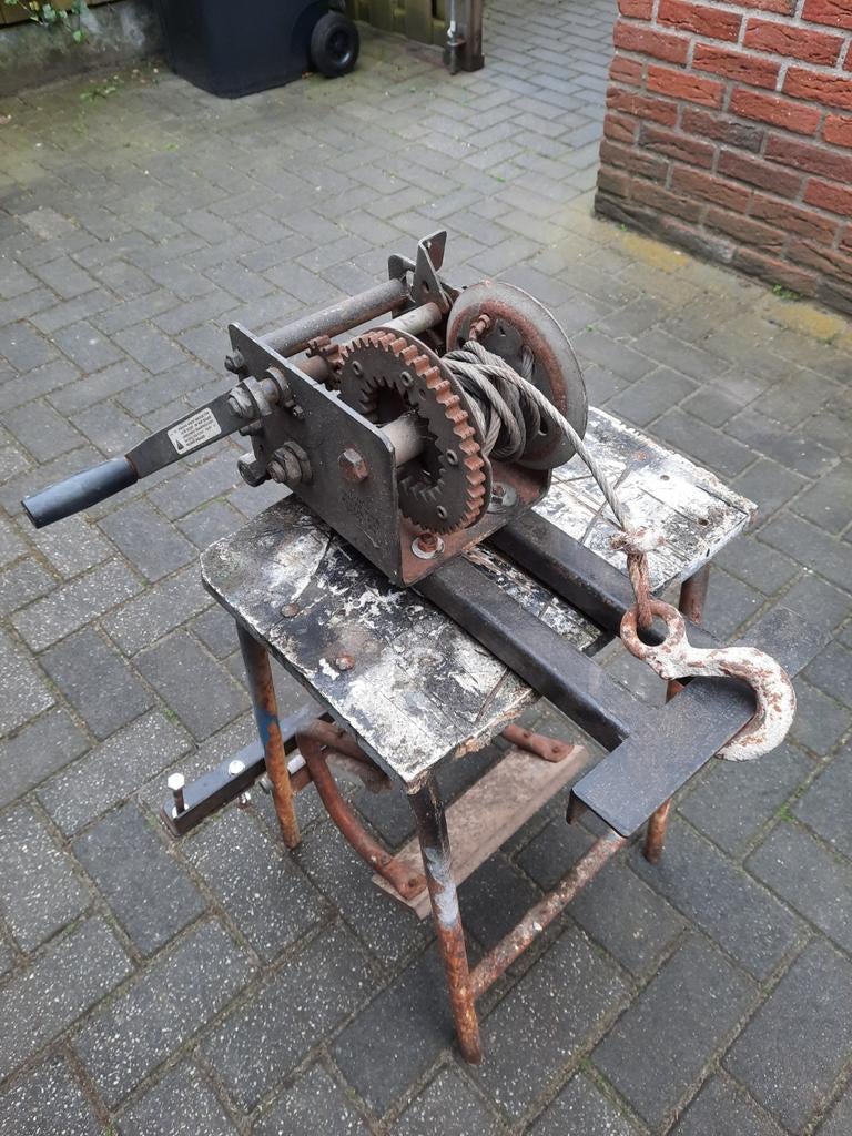 Lier met staalkabel en haak, Ophalen