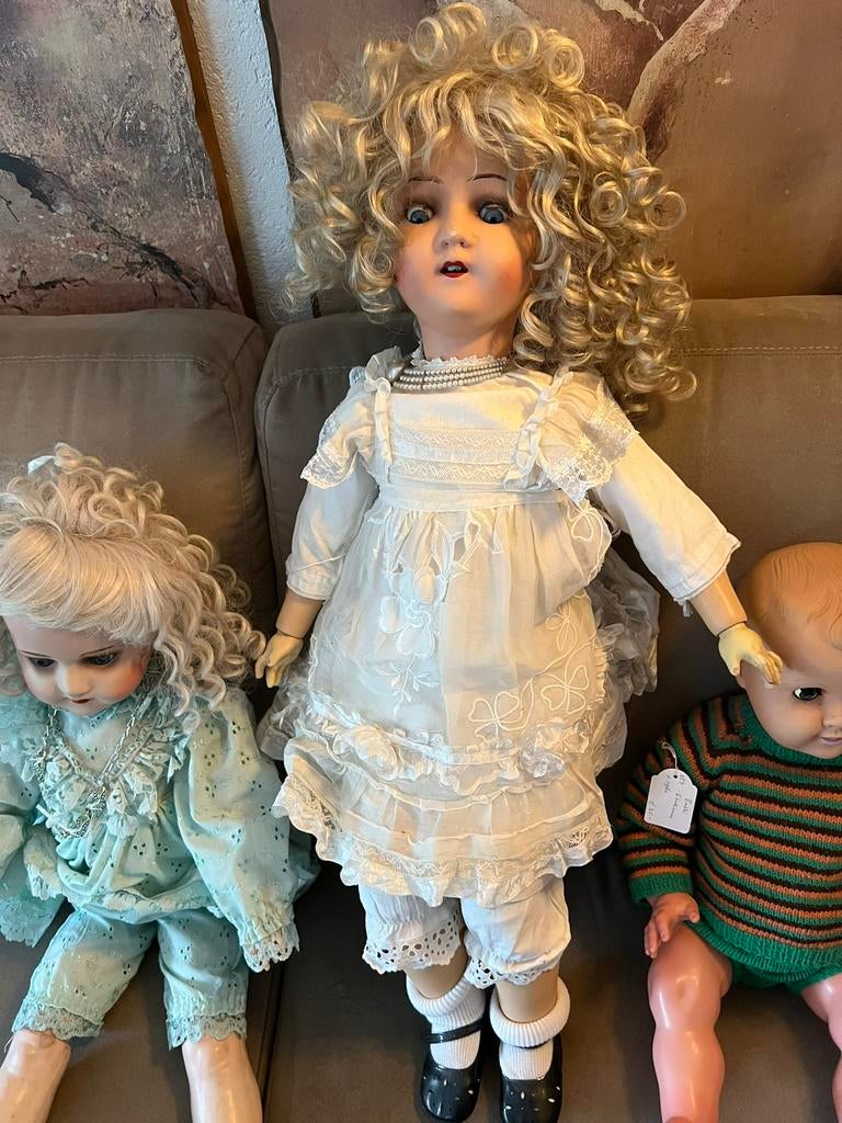 3 antieke poppen; 2 met houten gelede ledematen en pruiken., Verzamelen, Poppen, Ophalen of Verzenden, Pop
