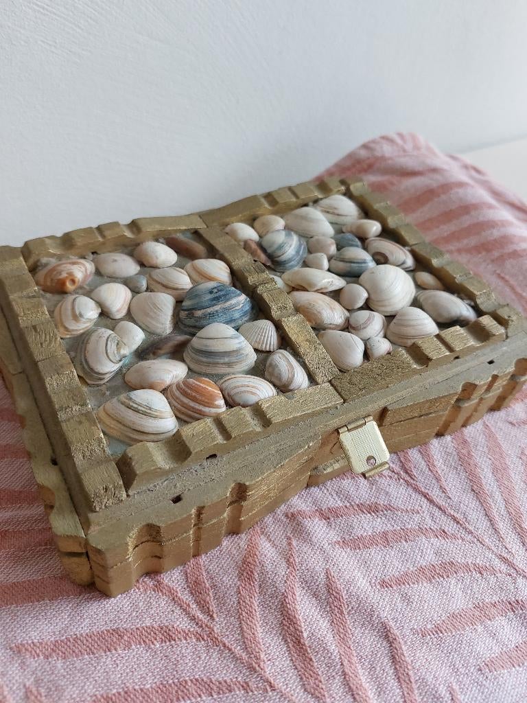 Schelpendoosje goudkleurig kistje nonnetjes, Antiek en Kunst, Ophalen
