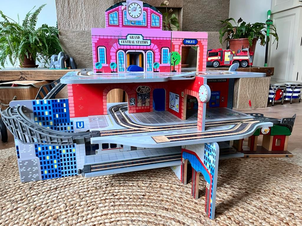 Treinbaan Garage - Drie Etages met Station, Kinderen en Baby's, Speelgoed | Houten speelgoed, Ophalen, Gebruikt, Overige typen