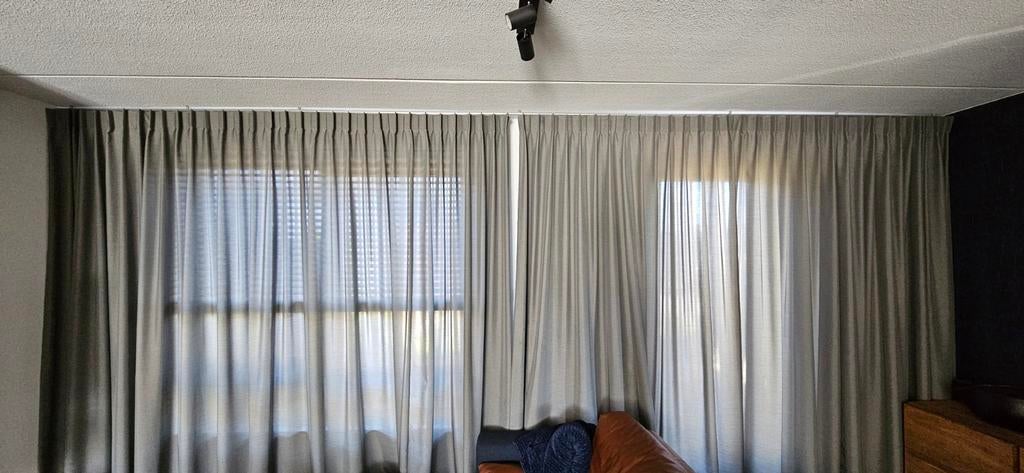 Lichtgrijze gordijnen met rail (5,40m breed, 2,60m hoog), Huis en Inrichting, Stoffering | Gordijnen en Lamellen, Gebruikt, 200 cm of meer