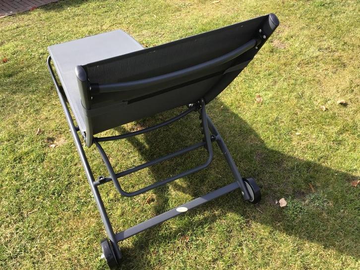 Grijs ligbed met wielen, Tuin en Terras, Ligbedden, Gebruikt, Textileen, Verstelbaar, Ophalen