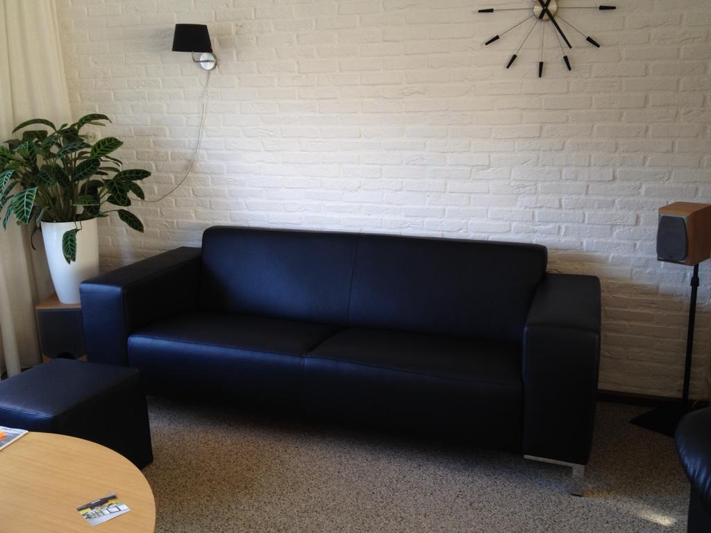 Gratis leren bank - Gebruikt, ideaal voor keet of chillruimt, Huis en Inrichting, Banken | Bankstellen, Ophalen, Gebruikt, 150 tot 200 cm