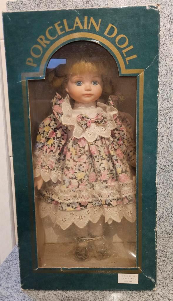 Vintage Porseleinen Pop in Originele Doos - Bloemenmotief, Verzamelen, Poppen, Zo goed als nieuw, Pop, Ophalen of Verzenden