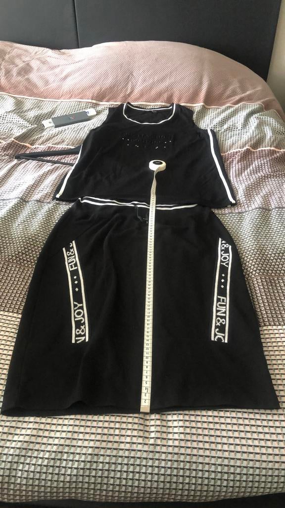 Zwarte rok en top set met witte accenten - Maat 44, Kleding | Dames, Tops, Zwart, Maat 42/44 (L), Ophalen of Verzenden, Zonder mouw