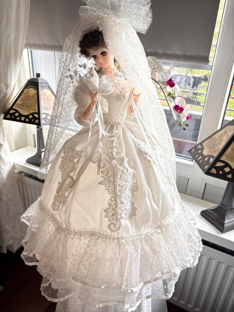 Prachtige bruidspop met muziekdoos en gedetailleerde jurk, Verzamelen, Poppen, Ophalen of Verzenden, Zo goed als nieuw, Overige typen