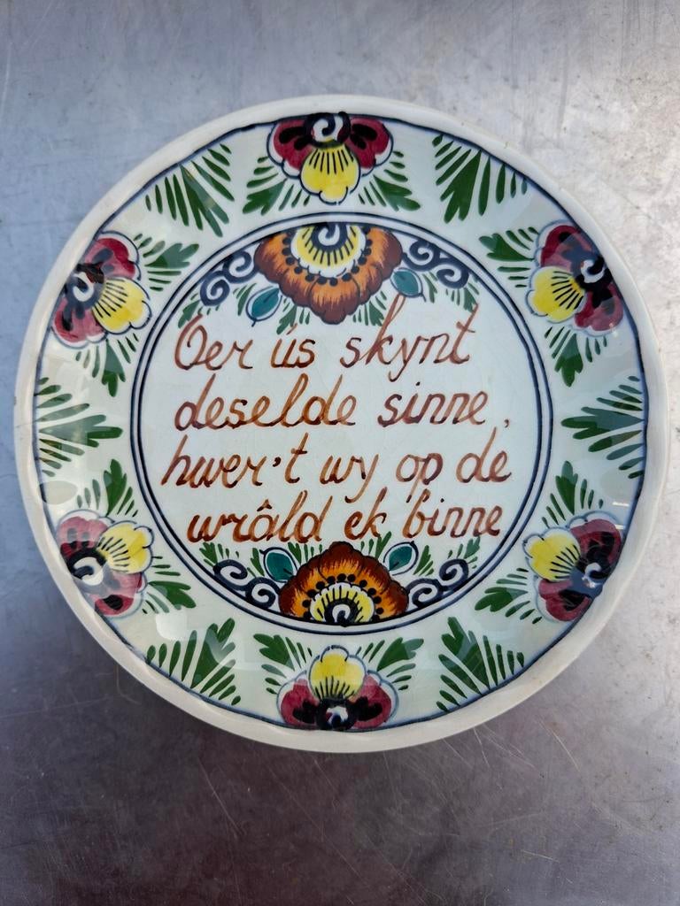 Delfts gekleurd handgeschilderd bord Holland, Antiek en Kunst, Ophalen of Verzenden