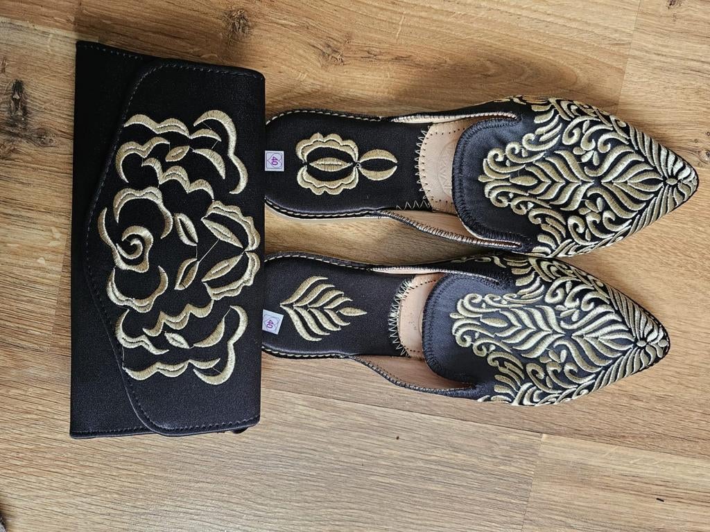 Elegante zwarte clutch en muiltjes met gouden borduursel, Kleding | Dames, Schoenen, Zwart, Nieuw, Sandalen of Muiltjes, Ophalen of Verzenden