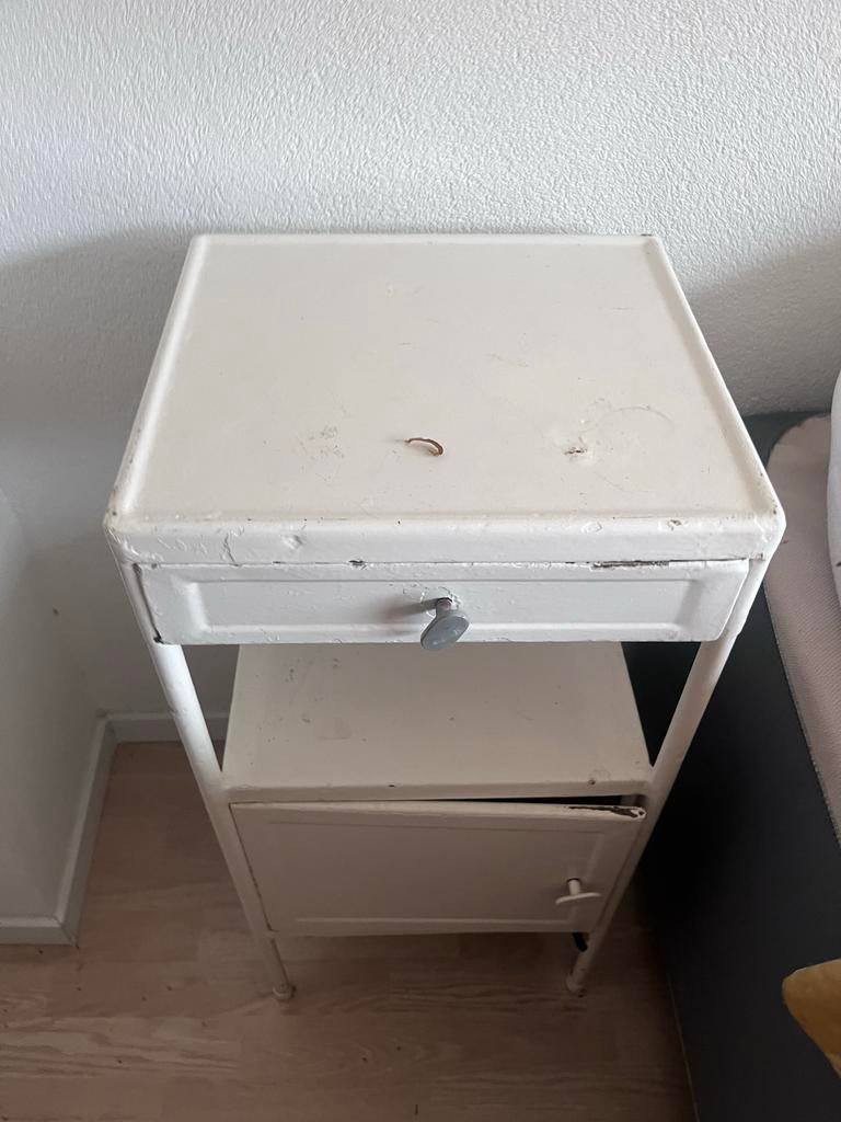 Vintage ziekenhuis (nacht) kasje - industrieel design, Gebruikt, Minder dan 45 cm, Metaal of Aluminium, 55 tot 70 cm