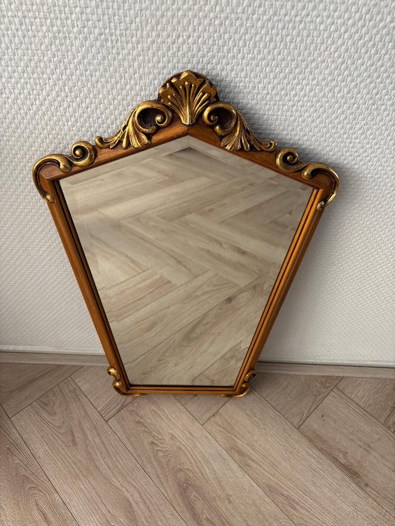 Vintage spiegel met houten rand en goudkleurige details., Antiek en Kunst, Ophalen of Verzenden, Rechthoekig, Minder dan 50 cm