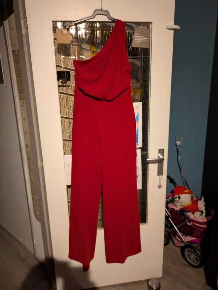 Mango Rode One-Shoulder Jumpsuit - Maat M, Kleding | Dames, Jumpsuits, Zo goed als nieuw, Maat 38/40 (M), Rood, Verzenden