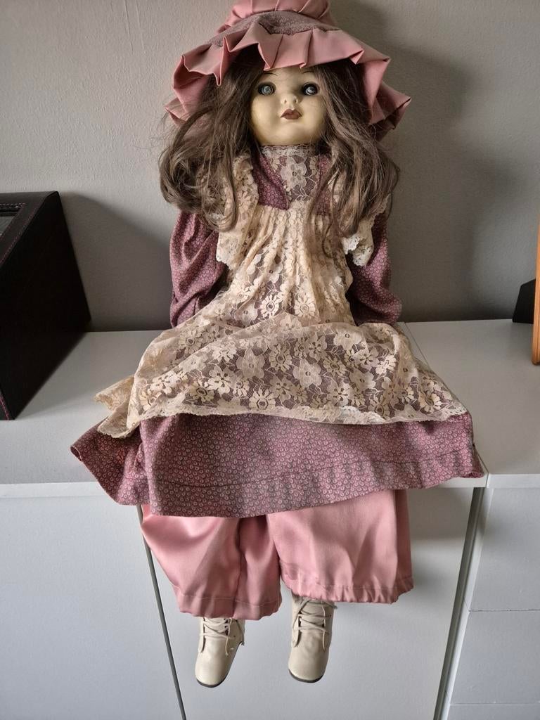 Mooie porseleinen pop met roze kleding, Ophalen of Verzenden