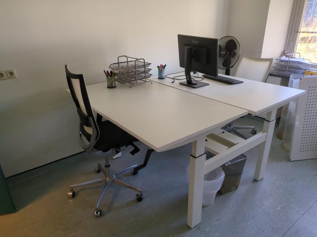 Bureau 2 werkplekken – verstelbare hoogte – wit –, Ophalen, Zit-sta bureau, In hoogte verstelbaar, Zo goed als nieuw