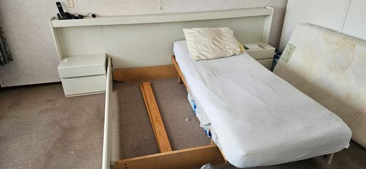 Wit tweepersoonsbed met nachtkastjes, Huis en Inrichting, Slaapkamer | Bedden, Gebruikt, Tweepersoons, 180 cm, Hout, Wit, Ophalen