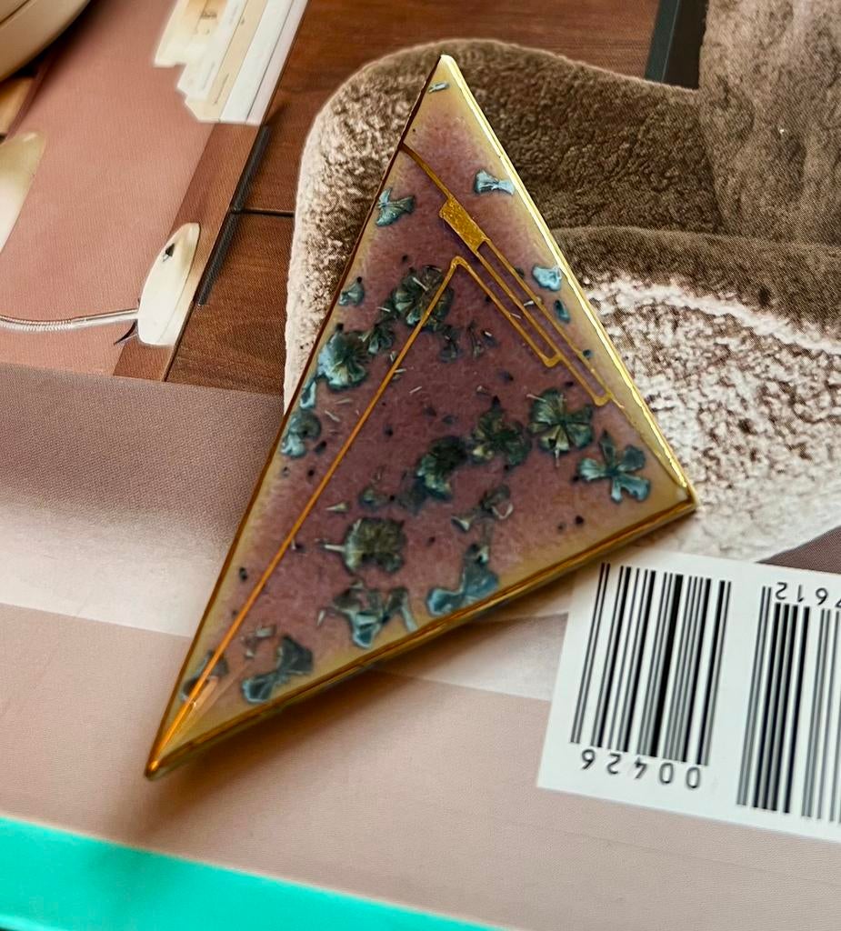 Vintage design broche keramiek goudklr kunstsieraad art deco, Overige materialen, 4 tot 7 cm, Paars, Ophalen of Verzenden