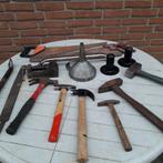 Antieke gereedschappen hamer zaag trechter spijkers slaan, Ophalen