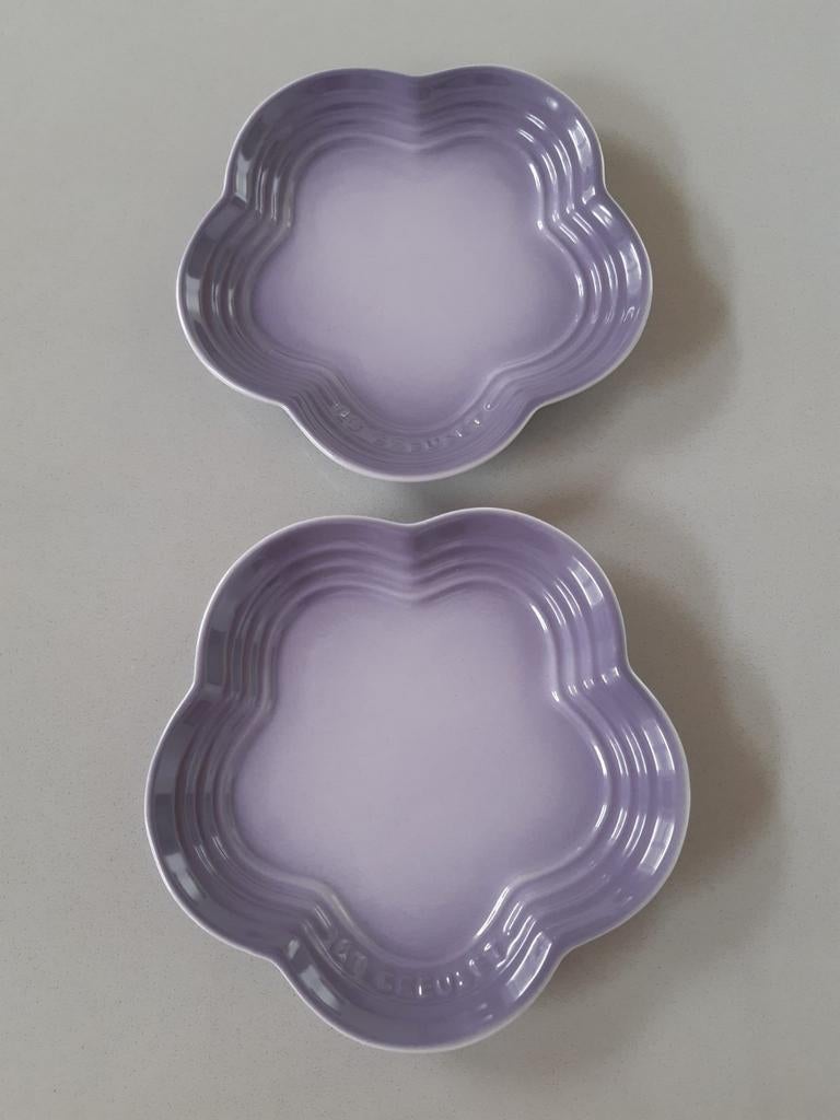 Le Creuset bloemvormige bordjes Bluebell Purple, Huis en Inrichting, Keuken | Servies, Nieuw, Ophalen of Verzenden, Bord(en), Overige stijlen