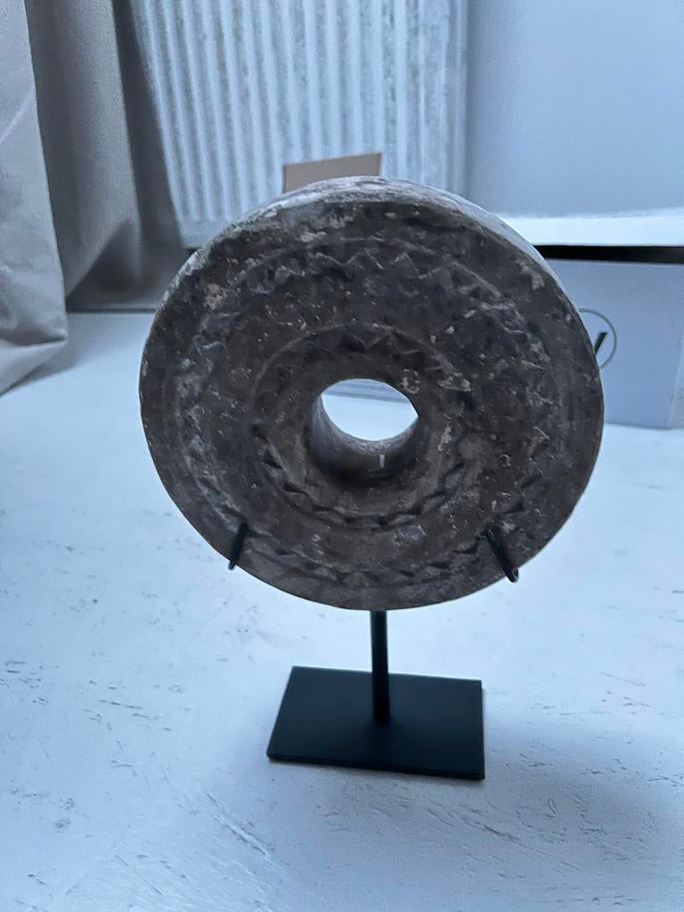 Decoratieve stenen wiel op standaard, Ophalen