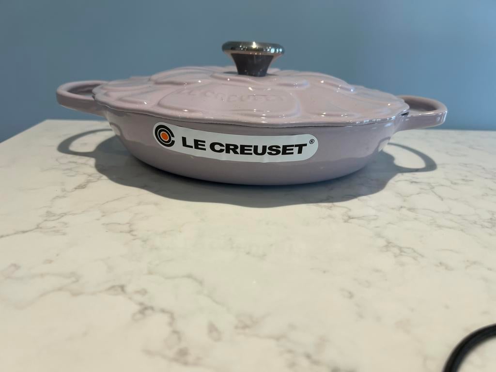 Le Creuset Petal Campagnard 26 cm Shallot nieuw, Huis en Inrichting, Keuken | Potten en Pannen, Gietijzer, Nieuw, Ophalen of Verzenden
