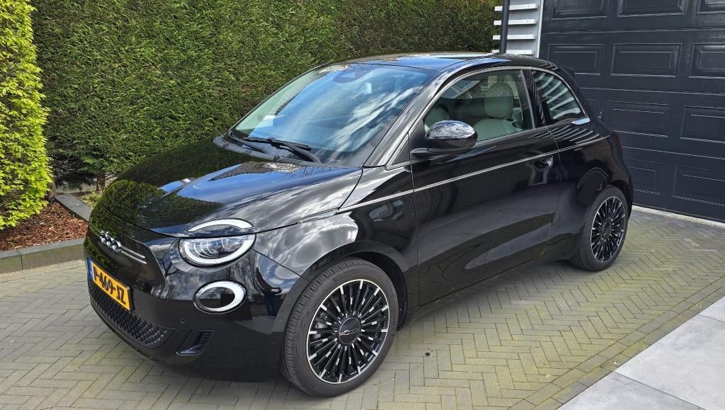 Fiat 500e 3+1 La Prima  24kWh 70pk Aut 2022 Zwart, 1300 kg, 50 €/maand, 4 stoelen, Zwart