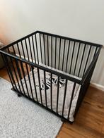 Zwarte houten Box baby, evt met quax boxkleed, Ophalen, Gebruikt, Vierkant, In hoogte verstelbaar