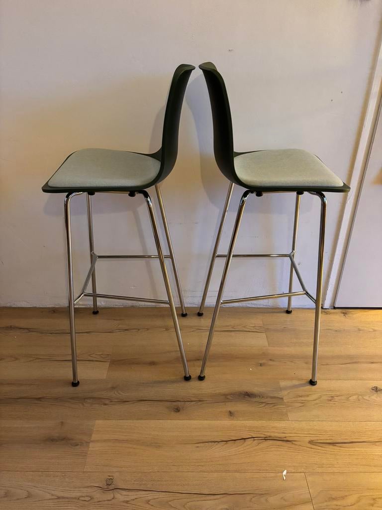 VITRA barkrukken design: HAL door James Morrison, Huis en Inrichting, Barkrukken, Zo goed als nieuw, 60 tot 90 cm, 2 krukken, Met voetsteun