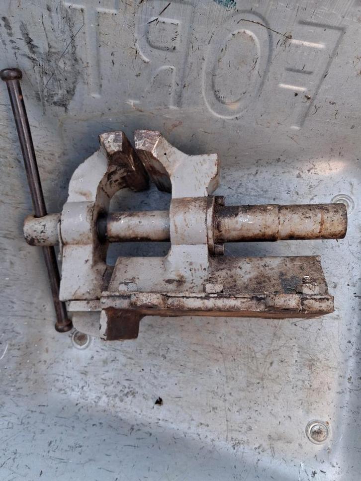 Robuuste bankschroef - Gebruikt, maar functioneel, Doe-het-zelf en Verbouw, Gereedschap | Handgereedschap, Gebruikt, Ophalen