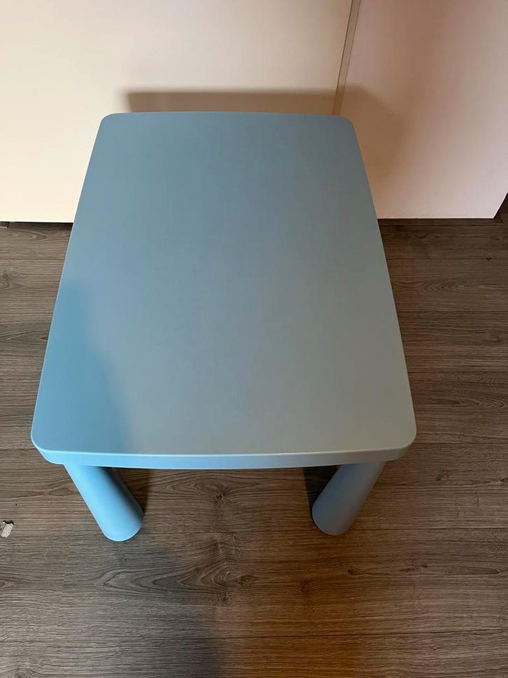 Ikea Mammut kindertafel (blauw) met 2 stoelen (roze), Kinderen en Baby's, Kinderkamer | Tafels en Stoelen, Gebruikt, Tafel(s) en Stoel(en)