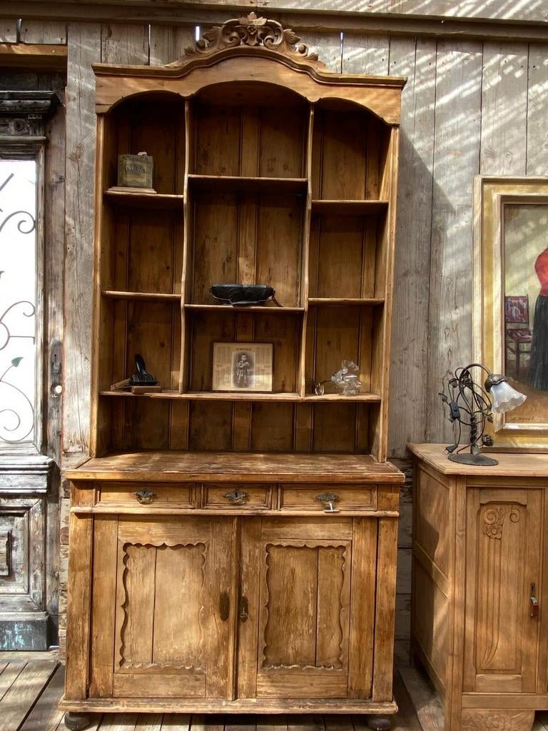 Oud grenen kast buffetkast met sierlijke kuif, Ophalen