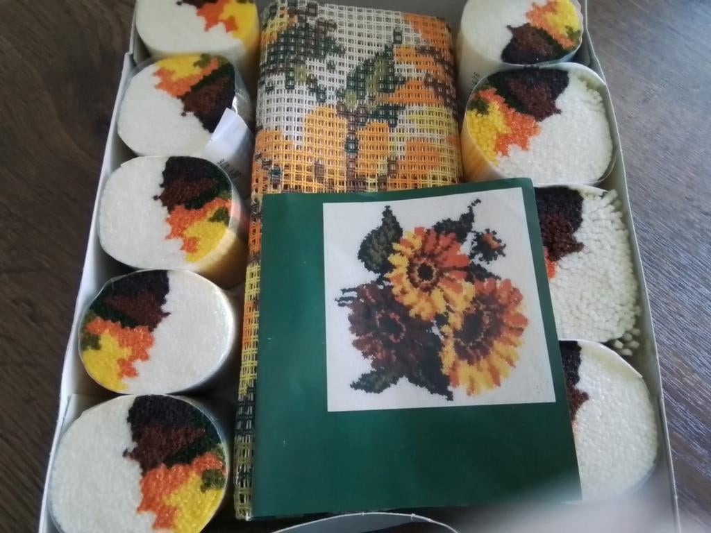 Borduurpakket van een knoopkussen, Hobby en Vrije tijd, Borduren en Borduurmachines, Ophalen of Verzenden, Zo goed als nieuw, Handborduren