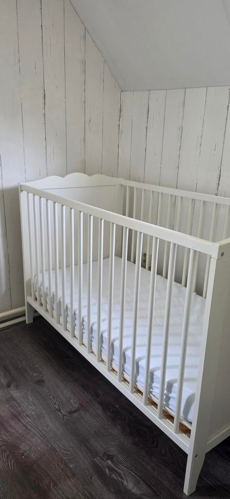 Ikea ledikantje met matras en beddengoed, Kinderen en Baby's, Babywiegjes en Ledikanten, Ophalen, Gebruikt, Ledikant