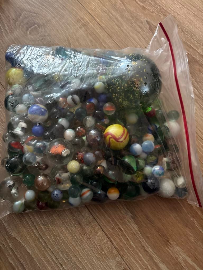 Diverse knikkers met 1 grote knikker, Ophalen of Verzenden, Gebruikt